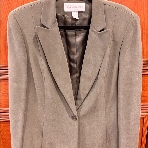 Jones New York Women's Classic Olive Blazer - Large. 100% silk. - Picture 1 of 3